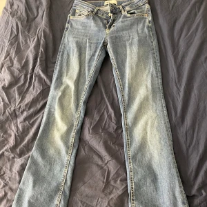 Utsvängda jeans - Jättesnygga utsvängda jeans från zara