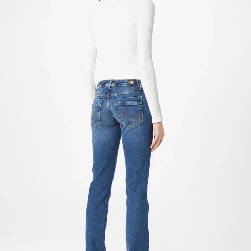 Ett par valerie jeans i strlk 25/32 som är i oanvänt skick! Sitter lågmidjat och är lagom bootcut 😻 Helt slutsålda . Jeans & Byxor.