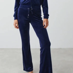 Supersköna mjukisbyxor - Säljer dessa supersköna och snygga slutsålda mjukisbyxor från Gina Tricot. De är i storlek xs och i nyskick och nästan aldrig använda.