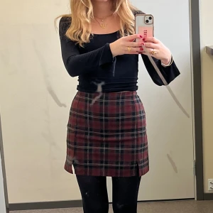 Brandy Melville kjol  - Jättesnygg brandy Melville kjol som har använts jättefå gånger. Väldigt bra skick. 