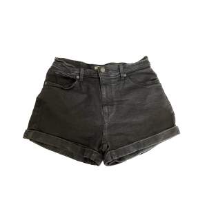 Säljer dessa söta Levi's shortsen som är perfekta för sommaren!🩷 Använt en gång, passar inte mig🫶🏼 Midjemått: 39 cm