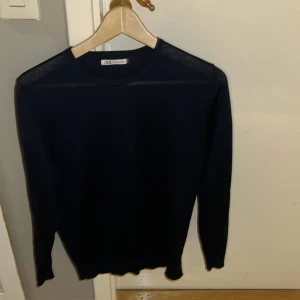 Sweatshirt - Säljer nu en snygg tun tröja som från zara i storlek.