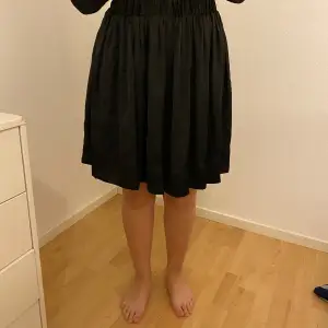 Fin svart kjol strl 36