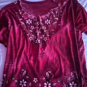 Tröja  - Thriftade tröjan för ett tag sen, använd max 2 gånger. lappen med märke och stolek är bortklippt, jag använder s/m och tröjan passar mig.