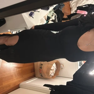 Lång klänning - Lång svart skit snygg klänning med slit på vänster sida väldigt bra skick aldrig använt den säljer pga ingen användning. 