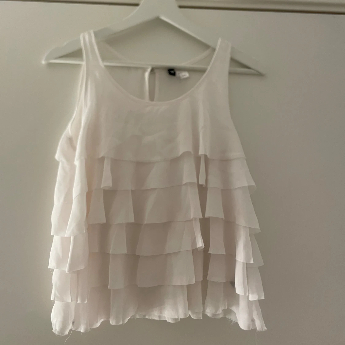 Vit blus med volanger