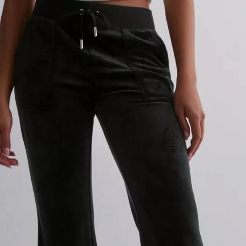 Hejjjsqn❤️‍🔥💓 Jag Säljer dessa svarta juicy byxor, dem är använda ganska så mycket men är fof völofigt fina. . Jeans & Byxor.