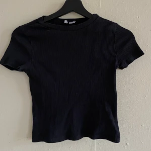 BABY TEE - för liten för mig 