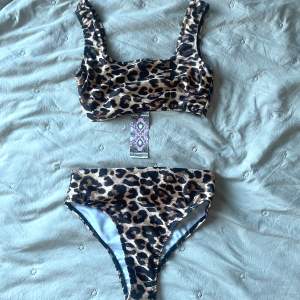 Såå snygg leopardmönstrad bikini som är helt oanvänd med lappar kvar!💝 passar xs/s. Använd gärna köp nu🐆