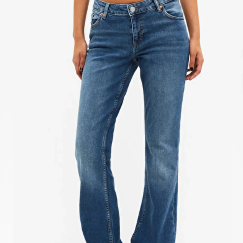 De är inte super bootcut, mer som flare modell❣️❣️som en storlek 36/38. Jeans & Byxor.