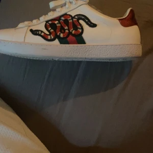 Gucci skor  - Har ett par Gucci skor till salu som är i mycket bra skick.  Fick dessa som present har ingen användning av dessa då jag vill få dom sålda.