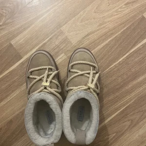 Inuikii skor  - GE PRISFÖRSLAG Säljer mina skor då dom inte har kommit så mycket till användning 