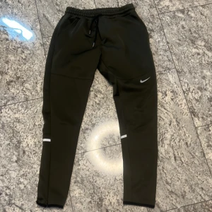 Nike - Nike byxor matrialet är mjukt och fint tränings byxor från Intersport ordinarie pris 699 oanvända fint skick