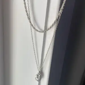 Silver halsband med ett litet löv, kommer inte till användning 