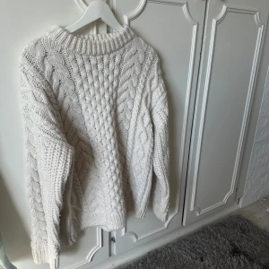 Stickad tröja  - En jättefin stickad tröja från HM🤍 Endast använd en gång🤍