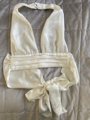 Zaratopp - Vit silkes knyttopp från zara 🥰Aldrig använd