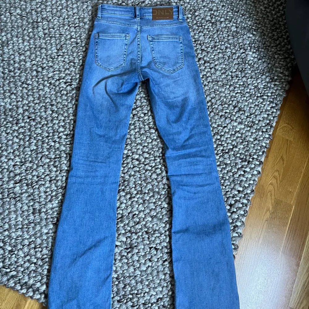 Lågmidjade jeans från only, i storlek xxs och längd 30.. Jeans & Byxor.