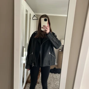 Skinnjacka - Skinnjacka i oversize modell, väldigt fint skick