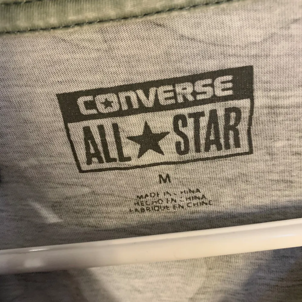 En Converse All star tshirt i militärmönster. Okej skick. Enda defekten är ett pyttelitet malhål.. T-shirts.