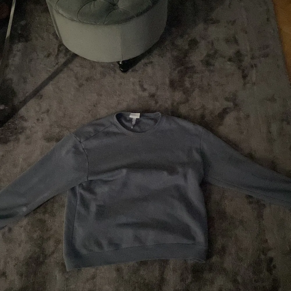 Sweatshirt från H&M storlek M med skick som är bra, enkel tröja hel blå tröja   Kan mötas upp i Göteborg. Tröjor & Koftor.