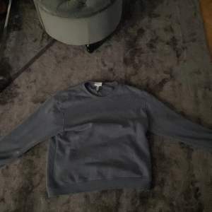 Sweatshirt från H&M storlek M med skick som är bra, enkel tröja hel blå tröja   Kan mötas upp i Göteborg