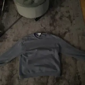 Sweatshirt från H&M storlek M med skick som är bra, enkel tröja hel blå tröja   Kan mötas upp i Göteborg