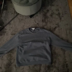 Sweatshirt från H&M - Sweatshirt från H&M storlek M med skick som är bra, enkel tröja hel blå tröja   Kan mötas upp i Göteborg