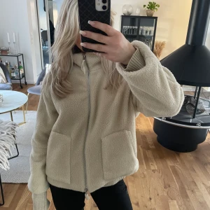 Teddy jacka  - Beige Teddy jacka såå gosig i ny skick! 💕💕 storlek S