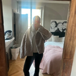 Fluffig jacka  - Säljer min nästan helt nya jacka från H&M  Stolek M men passar även S och L   
