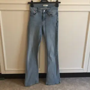 Superfina bootcut jeans, perfekta till sommaren. Använda men väldigt bra skick. 🫶🏻