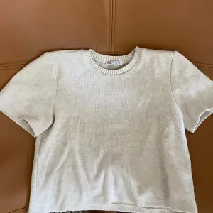 Finatickad t shirt från zara 🙌🏽🙌🏽 i storlek S ☺️ Kan skicka bilder på om de behövs :)) Färgen är lite beige/grå