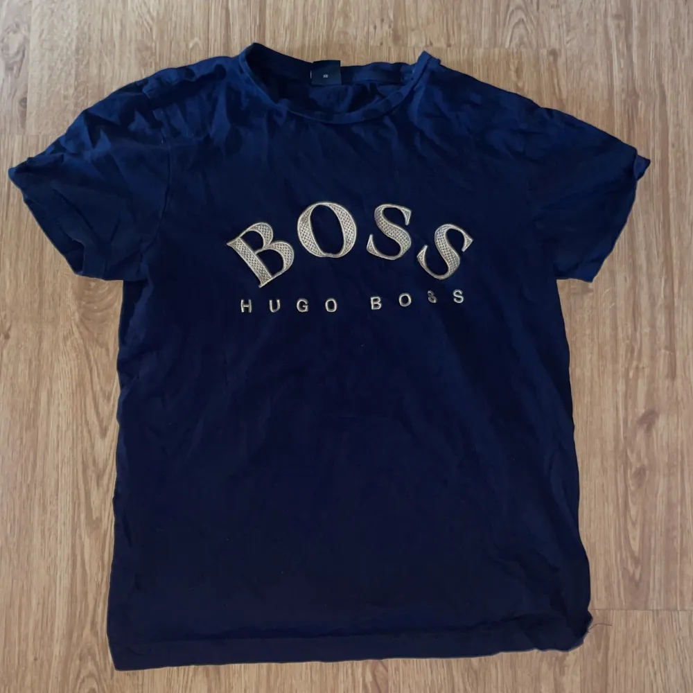 Hugo Boss t-shirt i bra skick. Använd flera gånger för ett tag sen men inte urtvättad. Inte heller några skador på tröjan. . T-shirts.
