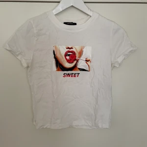 Croptop - Croptop med coolt tryck från forever21, knappt använd men har lite missfärgningar under armarna. Storlek S