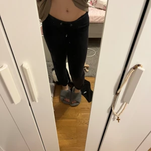 Mjukis byxor  - Dom ska inte vara tighta men dom är det på mig då jag gått upp i vikt och växt 