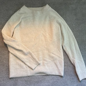 Stickad tröja🩷 - Beige stickad tröja från vero moda, använd men i bra skick!🩷