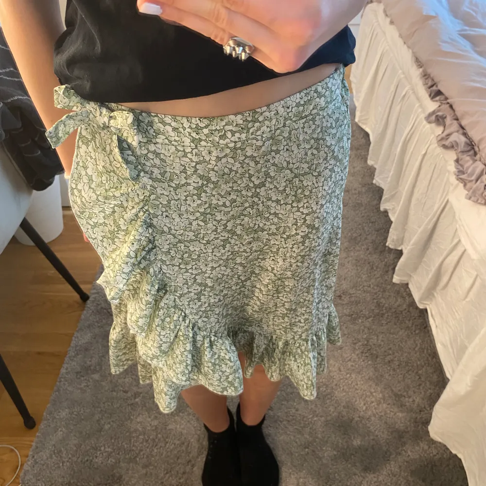 En ljusgrön blommig kjol från Shein. Säljer pga kommer inte till användning + lite för lång för mig💚 köparen står för frakten! . Kjolar.