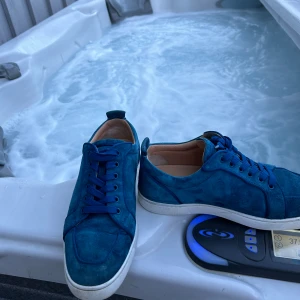 Christian Louboutin  - Tja, ska nu sälja mina fräscha Loubs i Mocka. Vill sälja dom nu medans det är i fräscht skick! Priset kan diskuteras vid snabb affär!