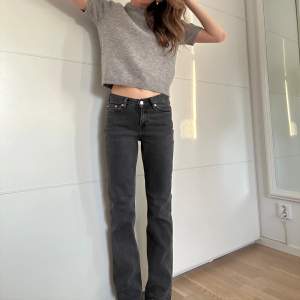 Raka jeans från weekday i storlek 26/32. I bra skick!   Innerbenslängd: 79 cm 