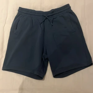 Mörkblå shorts  - Vanliga mörkblåa shorts 