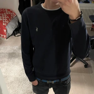 POLO RALPH LAUREN TRÖJA - Säljer min feta Ralph Lauren tröja - Skick (7,5/10, lite nopprig - Storlek XS och säljer för 450kr.