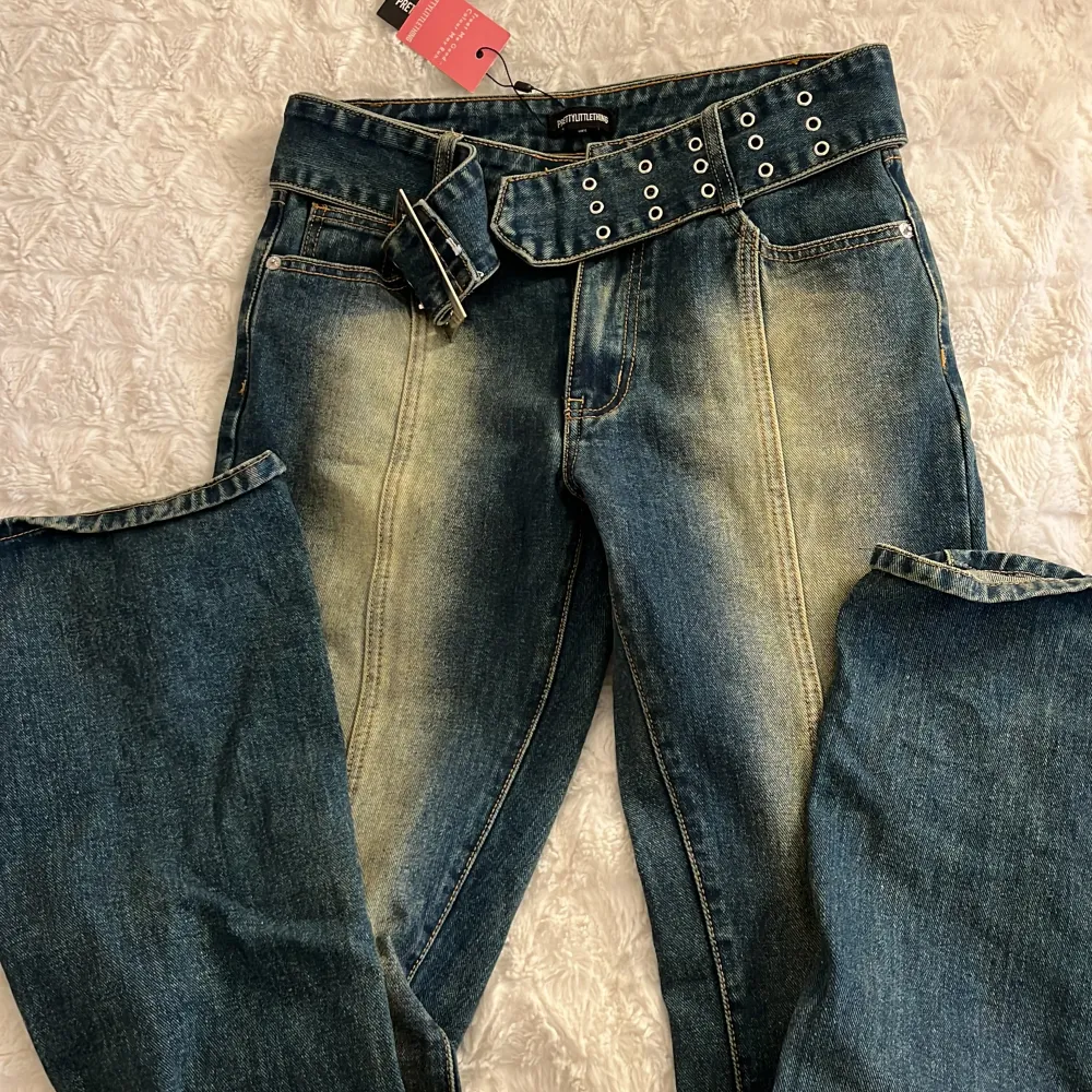 Ett par oanvända jeans från PTL som har lappen kvar 👍🏻 dom är jättesnygga men tyvärr för långa 🙄 bältet är en del av byxorna ❤️. Jeans & Byxor.
