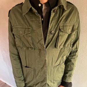 Field jacka  - Tja, säljer denna sjukt snygga gröna Field jacka. Jackan är i exeptionellt skick och det förekommer inga defekter. Den är perfekt nu till våran och mitt pris på 449 är ett kap! Bara att skriva vid minsta fundering// Pondus
