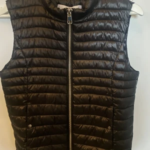 Dunväst - Superfin väst till våren från Mango! Jättebra skick, nästan aldrig använd 🩷