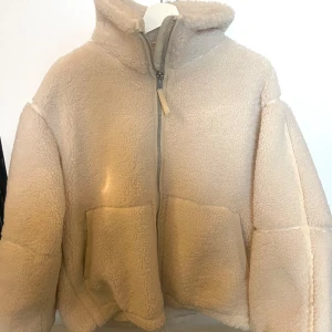 Jacka i pile - Populär jacka i pile från H&M! Storlek S men funkar utmärkt för M också, då den är lite oversized🩷Bra skick! Nypris 549kr men är slutsåld på H&M🩷
