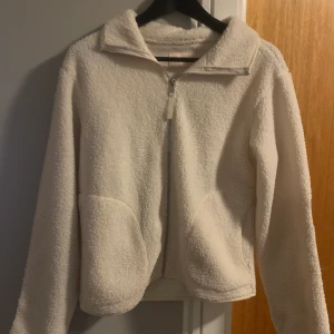Jacka - Superfin jacka perfekt nu till våren🤩 Den är vit/beige