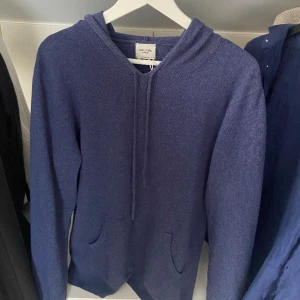 John Henric, Kashmir hoodie - Skitsnygg Kashmir hoodie från John Henric, perfekt skick förutom ett litet hål i armhålan som går lätt att fixa. Storlek L men passar även M. Skriv vid funderingar.