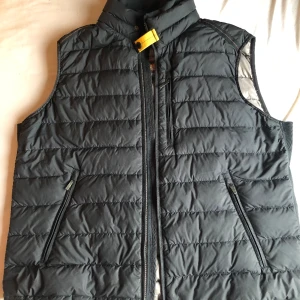 Parajumpers väst  - Fin väst köpte den precis från plick men märkte att den inte passa de annars i väldigt fint skick