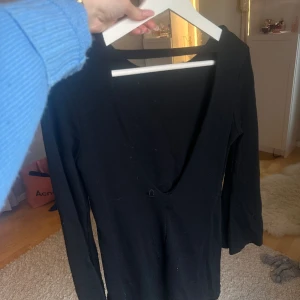 Mini dress - Säljer min lilla svarta klänning då jag har för många. Storlek s och urringning i ryggen. Köparen står för frakt 📦💕