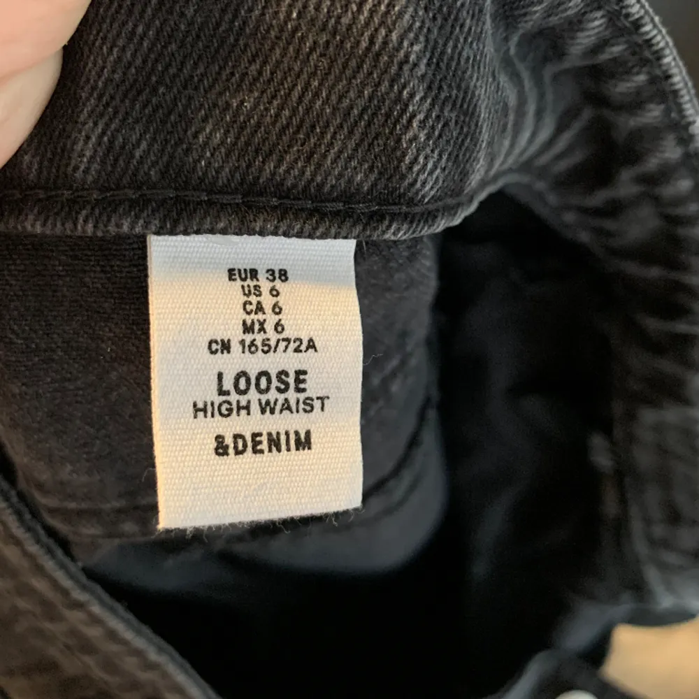 Svarta loose fit jeans i storlek 38 från H&M. Använda ca 10 gånger och i bra skick. Säljs då jag tycker de är för korta på mig (är 1.74) ♟️. Jeans & Byxor.
