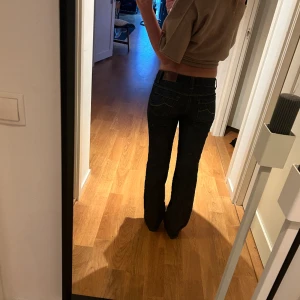 Lågmidjade vintage Jeans - Jätte snygga vintage jeans. Inget täcken på användning. Säljer då dom är lite för små för mig🥰
